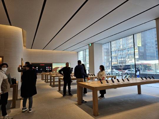 애플스토어 강남점 내부 모습. 김나인 기자