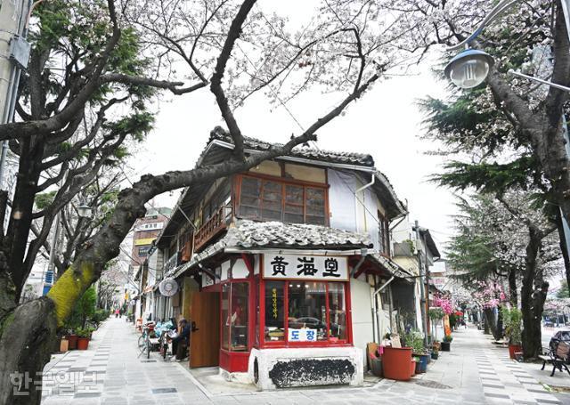 진해에서 일본식 장옥(나가야)이 원형대로 가장 잘 남아 있는 집. 황해당 도장가게 2층에는 주인이 거주하고 있다.