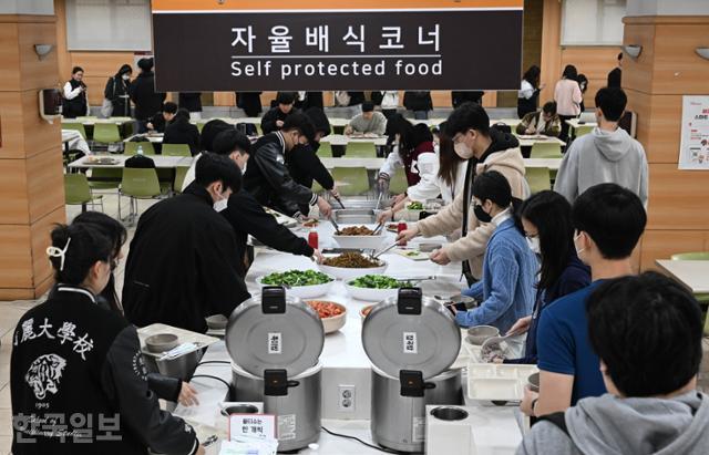 29일 서울 성북구 고려대학교 문과대학 학생회관 식당에서 재학생들이 학교에서 제공하는 '1,000원의 아침밥' 조식을 이용하고 있다. 고려대학교는 고물가 시대에 학생 생활비 절감에 기여하기 위해 지난 20일부터 학생들을 대상으로 1,000원에 아침밥을 제공하고 있다. 왕태석 선임기자