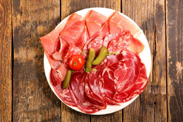 적색육을 염장, 훈제, 발효시켜 만든 가공 적색육(소시지, 베이컨 등) 과다 섭취가 혈액암 발병 위험을 높일 수 있다는 연구 결과가 나왔다./사진=게티이미지뱅크