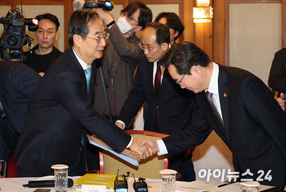 한덕수 국무총리가 29일 서울 종로구 국무총리공관에서 열린 양곡관리법 관련 당정협의회에서 정황근 농림축산식품부 장관과 인사하고 있다. [사진=김성진 기자]