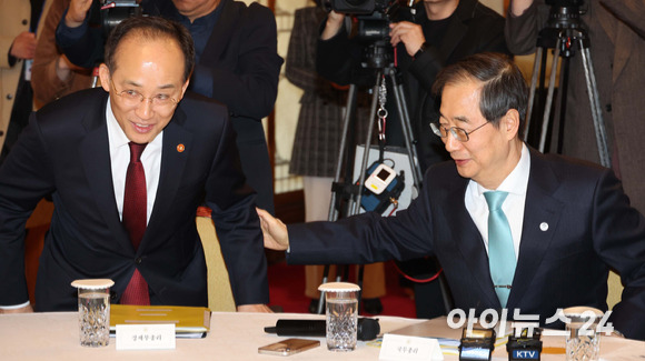 한덕수 국무총리가 29일 서울 종로구 국무총리공관에서 열린 양곡관리법 관련 당정협의회에서 추경호 경제부총리 겸 기획재정부 장관과 인사하고 있다. [사진=김성진 기자]