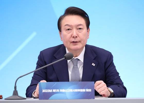 윤석열 대통령이 28일 청와대 영빈관에서 열린 제1차 저출산고령사회위원회 회의에서 발언하고 있다. 연합뉴스