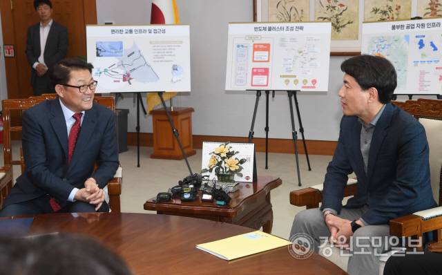 ▲ 김진태 강원도지사가 29일 오후 강원도청을 방문한 박승희 삼성전자&nbsp;CR담당 사장과 대화를 나누고 있다. 김정호