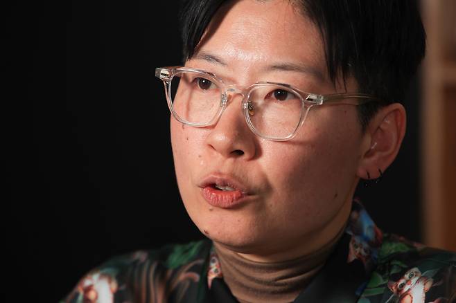 나영정 가족구성권연구소 정책팀장은 가족구성권을 “자신이 원하는 사람과 살아갈 권리”라고 설명하며 “정상가족 틀에서 벗어난 사람들이 늘어나는 상황에서 꼭 가족이란 이름이 아니어도 서로 돌보는 다양한 관계들을 가족처럼 보호해야 한다”고 말했다. 이준헌 기자