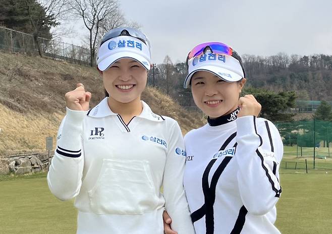 고지우(왼쪽), 고지원 자매가 2023 한국여자프로골프(KLPGA) 정규 투어에서 선의의 경쟁을 다짐하며 파이팅 포즈를 취하고 있다. 와우매니지먼트그룹 제공