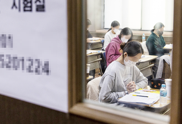 수험생들이 지난해 11월 17일 2023학년도 대학수학능력시험이 치러지는 서울 중구 이화여자외국어고등학교 고사실에서 시험 시작을 앞두고 마지막 점검을 하고 있다. 사진공동취재단