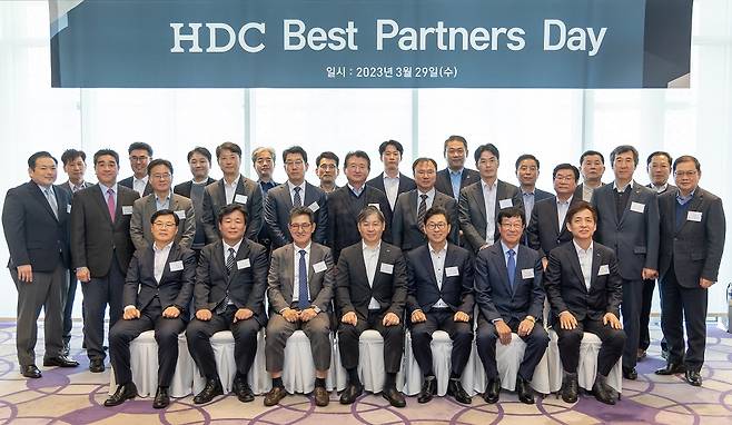 HDC현대산업개발은 29일 서울 강남구 삼성동 파크하얏트 서울에서 ‘베스트파트너스데이(Best Partners Day)’ 행사에서 우수협력사에 표창장을 수여하고 기념촬영을 진행했다.