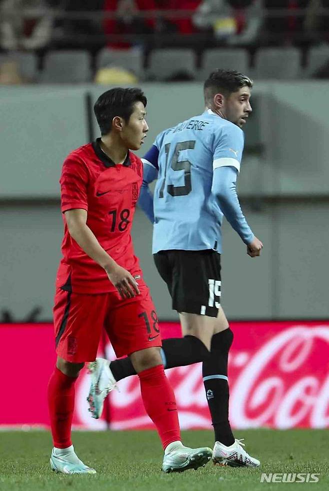 [서울=뉴시스] 김근수 기자 = 28일 오후 서울 마포구 서울월드컵경기장에서 열린 하나은행 초청 축구 국가대표 평가전 대한민국과 우루과이의 경기, 이강인이 발베르데를 바라보고 있다. 2023.03.28. ks@newsis.com