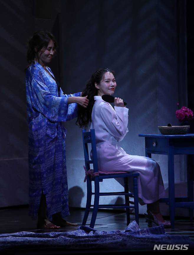 [서울=뉴시스] 김선웅 기자 = 뮤지컬 배우 최정원과 최태이가 29일 서울 중구 충무아트센터에서 열린 뮤지컬 '맘마미아!' 프레스콜에서 장면을 시연하고 있다.  2023.03.29. mangusta@newsis.com