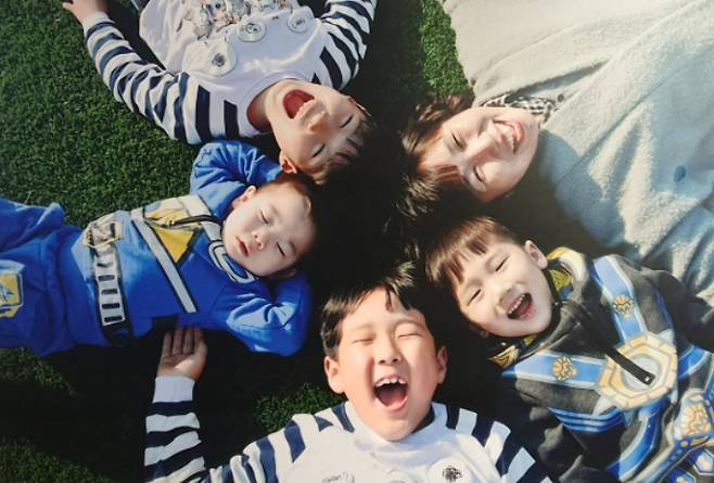 김미야 씨 부부가 2013년 아이 3명을 입양했을 때 촬영한 가족사진. 이 사진은 홀트입양가족사진 공모전에서 우수상을 받았다. 장희용 씨 제공