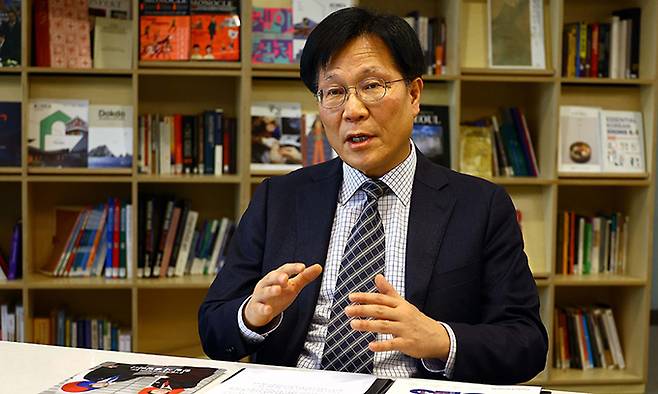 3년 만에 세계 33개 한국문화원장이 모인 회의를 주재한 김장호 해외문화홍보원장은 “현지에서 지금도 K컬처가 폭발적으로 성장하고 있는데 앞으로 지속할 수 있도록 노력이 병행되어야 한다”고 강조했다. 남제현 선임기자