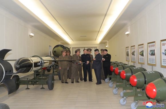 북한이 27일 김정은 국무위원장이 참석한 가운데 자신들이 개발했다는 전술핵탄두를 공개하고 있다.  김 위원장은 더불어 핵반격작전계획과 명령서를 검토했다고 조선중앙통신이 28일 보도했다. 연합뉴스