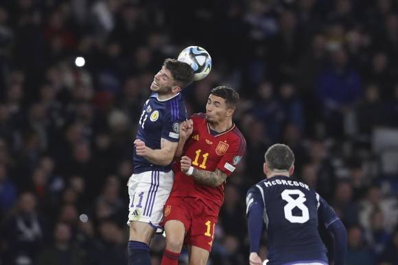 Scotland Spain Euro 2024 Soccer - 스코틀랜드 라이안 크리스티(왼쪽)가 29일 유로2024 예선 조별리그에서 스페인 예레미 피노오 헤더 경합을 벌이고 있다.  [AP 연합뉴스]
