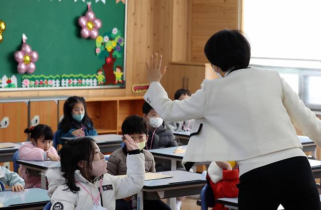 한국교원단체총연합회가 교육부와 인사혁신처에 담임·보직·학교폭력 책임교사들에 대한 수당 인상을 요구하고 나섰다. ⓒ연합뉴스