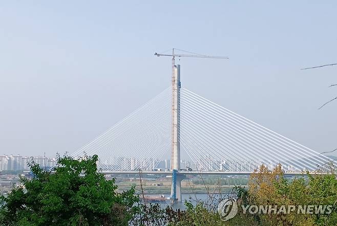 건설 중인 구리와 고덕을 잇는 다리  [촬영 안철수] 2022.04.24