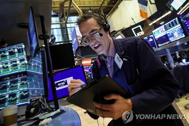 NYSE 입회장에서 일하는 트레이더의 모습 [연합뉴스 자료사진]