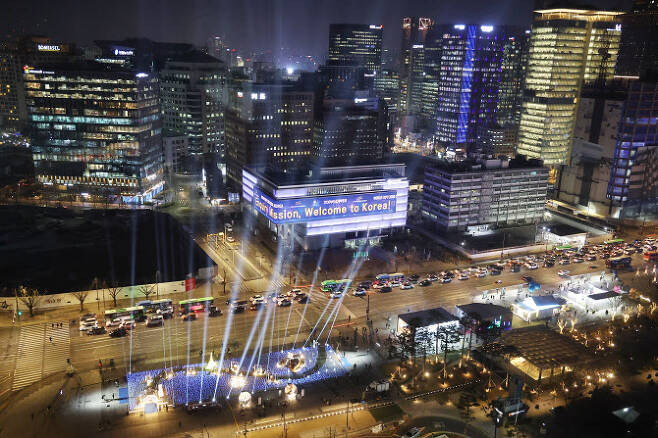 30일 오후 서울 종로구 광화문 광장에서 열린 2030 부산세계박람회(EXPO) 유치 기원 점등식에서 화려한 조명이 빛나고 있다. (사진=연합뉴스)