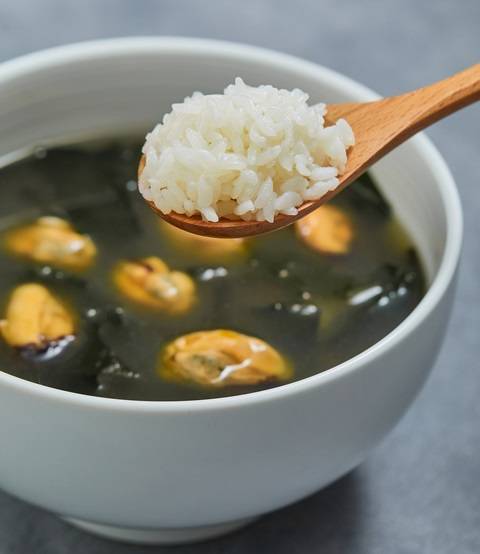 대부분 사람들이 생일이면 꼭 챙겨 먹는 미역국. 김, 미역, 다시마 등 건강에 좋다는 해초 요리에 대한 관심이 최근 부쩍 높아지고 있다.[사진=게티이미지뱅크]