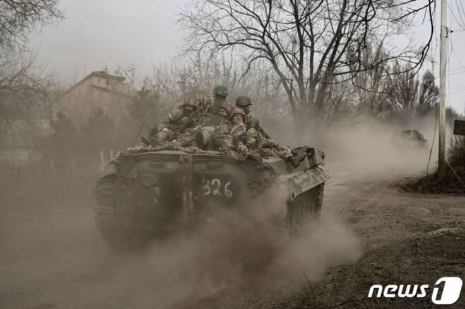 22일(현지시간) 우크라이나 바흐무트 전선에서 병사들이 러시아 군을 향해 BMP 보병 전투 차량을 이동하고 있다. ⓒ AFP=뉴스1 ⓒ News1 우동명 기자