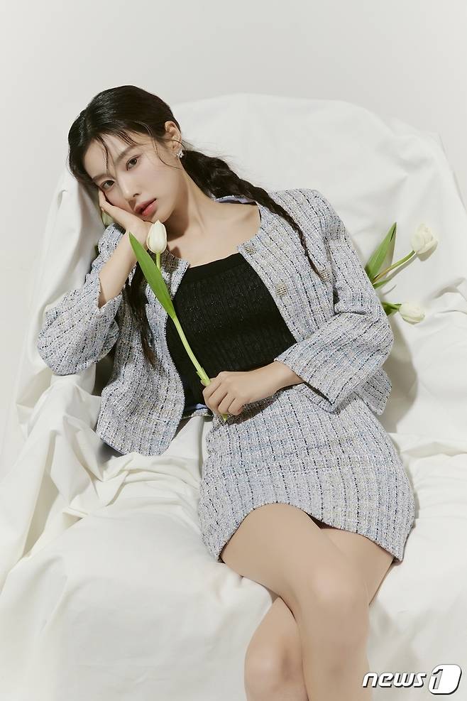 로엠은 브랜드 뮤즈 배우 강혜원과 함께한 23년 봄 컬렉션 'My own Romantic Finds'를 30일 공개했다.(로엠 제공)