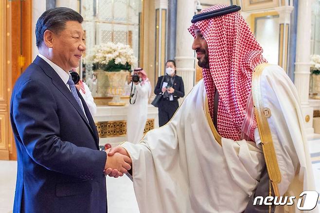 시진핑 중국 국가주석이 지난해 12월9일(현지시간) 사우디아라비아 리야드에서 열린 중국-GCC(걸프협력회의) 정상회의서 무함마드 빈 살만 왕세자와 악수를 하고 있다. ⓒ AFP=뉴스1 ⓒ News1 우동명 기자