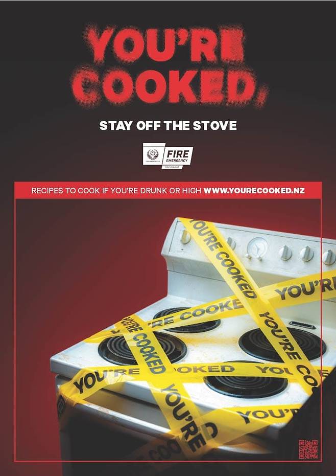 뉴질랜드 소방당국이 지난해 12월 만취한 상태로 요리하다 발생하는 화재를 막기 위해 '안전한' 레시피가 담긴 온라인 요리책 'You're Cooked'(넌 큰일 났어)를 출간했다. (뉴질랜드 소방당국 제공)