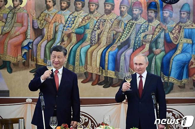 블라디미르 푸틴 러시아 대통령과 시진핑 중국 국가주석이 21일(현지시간) 모스크바의 크렘린 궁에서 정상 회담을 마친 뒤 열린 만찬서 건배를 제안하고 있다. ⓒ AFP=뉴스1 ⓒ News1 우동명 기자