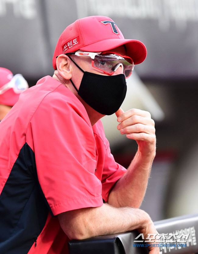 KIA 타이거즈 감독을 지낸 맷 윌리엄스 샌디에이고 파드리스 3루코치가 오는 4월 1일(한국시각) 결장암 수술을 받는다. 스포츠조선 DB