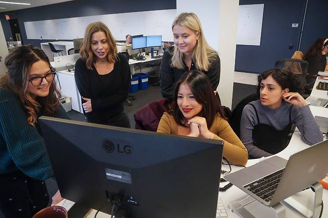 Z세대 위한 뉴스를 표방한 '더 뉴스 무브먼트(TNM)' 구성원들. / AP=연합뉴스