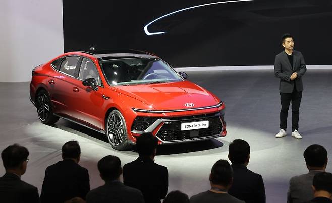 2023 서울모빌리티쇼 미디어 공개 행사에서 현대자동차 관계자가 신형 소나타 차량을 소개하고 있다. 연합뉴스