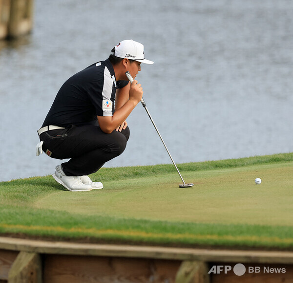 한국 남자골프의 간판스타 임성재 프로가 미국프로골프(PGA) 투어 대회가 열린 TPC 소그래스 아일랜드 홀에서 신중하게 그린을 살피는 모습이다. 사진제공=ⓒAFPBBNews = News1