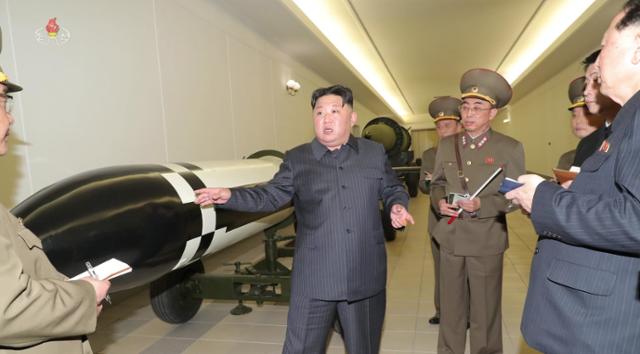 김정은 북한 국무위원장이 27일 장소가 알려지지 않은 곳에서 핵무기병기화사업을 현지 지도하고 있다. 조선중앙TV 뉴시스