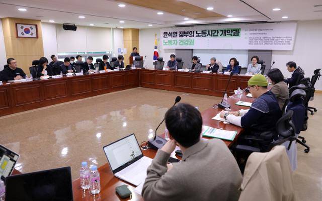 30일 오전 서울 여의도 국회 의원회관에서 윤석열 정부의 노동시간 개악과 노동자 건강권 토론회가 진행되고 있다. 뉴시스