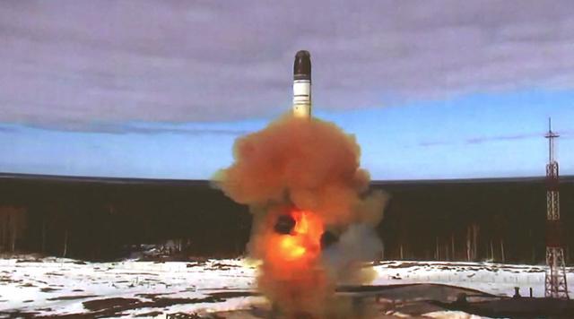 러시아 국방부가 20일 모스크바 북부 플레세츠크 우주기지에서 신형 대륙간탄도미사일인 '사르마트'를 시험 발사하는 모습을 공개했다. 플레세츠크=AFP 연합뉴스