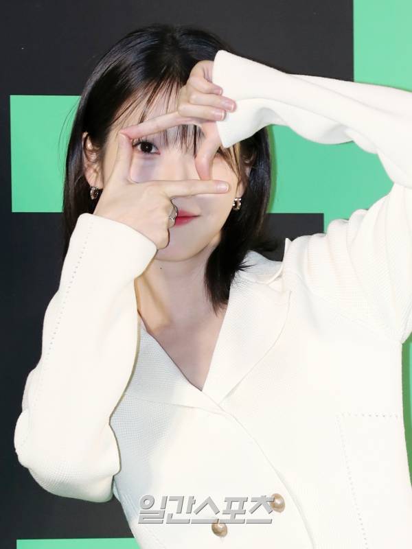 가수 겸 배우 아이유가 30일 오전 서울 성동구에서 진행된 영화 '드림' 제작보고회에 참석해 포토타임을 갖고 있다. '드림'은 개념 없는 전직 축구선수 홍대(박서준)와 열정 없는 PD 소민(아이유)이 집 없는 오합지졸 국대 선수들과 함께 불가능한 꿈에 도전하는 이야기를 그린 영화다. 오는 4월 26일 개봉. 서병수 기자 qudtn@edaily.co.kr /2023.03.30.