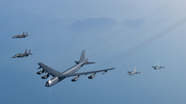 지난 6일 韓 전투기와 연합공중훈련을 펼치는 B-52H 전략폭격기 [국방부 제공]