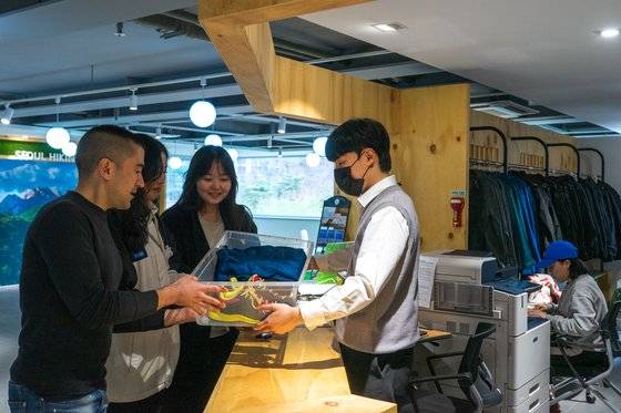 북한산우이역 인근 서울 도심 등산관광센터에서 외국인(동반 내국인 포함)을 대상으로 등산용품을 대여해주고 있다.