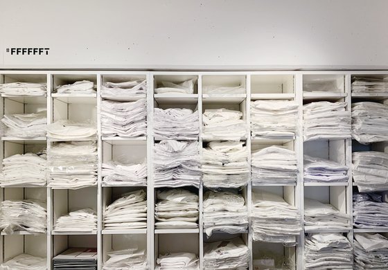 #FFFFFFT에서 판매하는 각기 다른 브랜드의 흰색 티셔츠들. 사진 시티호퍼스