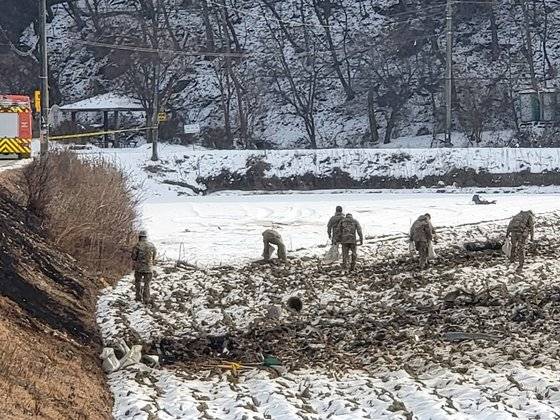 2022년 12월 26일 오전 11시 40분쯤 강원 횡성군 횡성읍 반곡리의 한 농지에 공군 제8전투비행단 KA-1 공격기가 추락한 가운데, 공군이 현장 주변을 통제하고 있다. 뉴스1