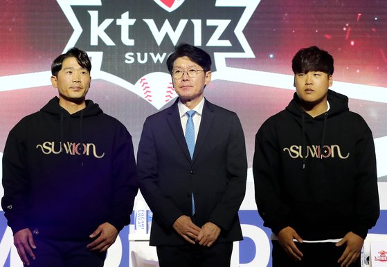 KT 위즈 이강철 감독(가운데)과 박경수(왼쪽), 강백호. 뉴스1