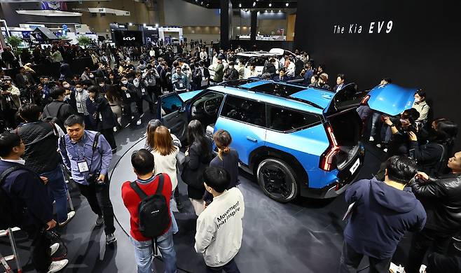 미디어데이 행사에 참석한 언론인들이 기아차의 첫 대형 전기차 SUV EV9을 살펴보고 있다.