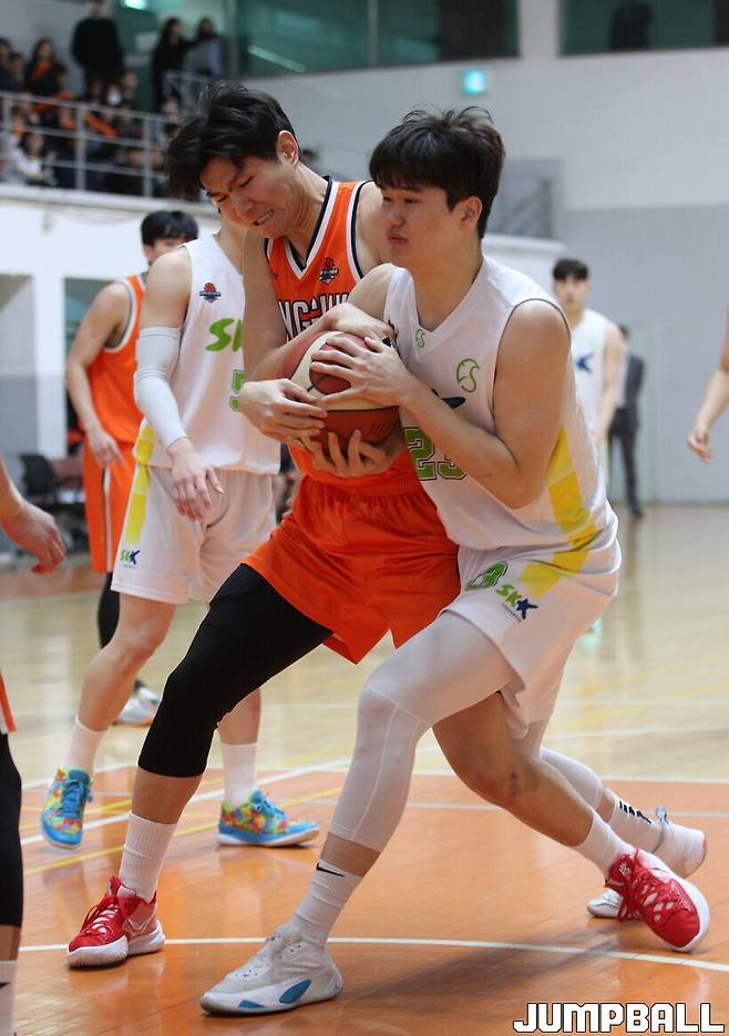 ▲ 동국대 이대균과 성균관대 김윤성의 리바운드 쟁탈전