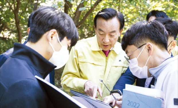 박천동 울산 북구청장(가운데)이 직원들과 도시숲 조성 방안에 대해 이야기하고 있다.