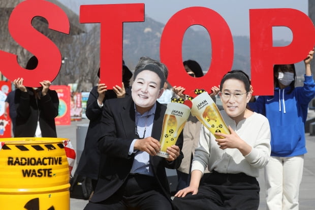환경보건시민센터 관계자들이 22일 오후 서울 종로구 광화문광장에서 '세계 물의 날 기념, 후쿠시마 방사능 오염수 해양투기 반대 캠페인' 퍼포먼스를 하고 있다.  /뉴스1