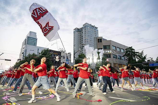 파워풀대구페스티벌은 국내외 퍼레이드팀의 화려한 공연이 도심에서 펼쳐지는 아시아 최대의 거리 퍼레이드 축제로 자리매김하고 있다.