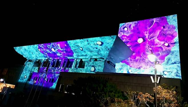 통영시가 머무는 관광을 표방하며 야심차게 준비한 남망산공원 내 디지털파크 디피랑은 통영의 대표적인 야간관광명소로 자리매김했다.