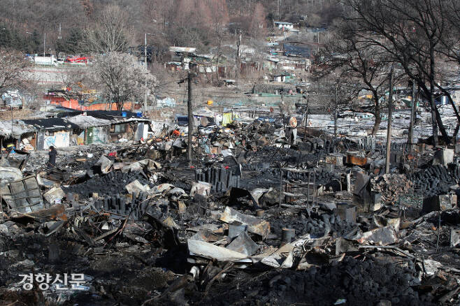 지난 1월 발생한 화재로 서울 강남구 개포동 구룡마을 4구역이 잿더미로 변해 있다. 한수빈 기자