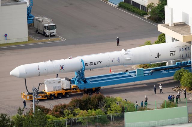 한국형 발사체 누리호(KSLV-Ⅱ)가 지난해 6월 20일 전남 고흥 나로우주센터 내 발사체종합조립동에서 무인특수이동차량에 실려 발사대로 이송되고 있다. 한국항공우주연구원 제공