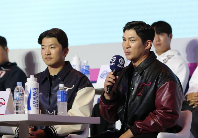 프로야구 LG 트윈스 박해민(앞줄 왼쪽)과 오지환(오른쪽)이 30일 서울 용산구 그랜드하얏트 서울에서 열린 2023 KBO 미디어데이에 참석해 질문에 답하고 있다. 뉴시스